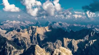 Alp Dağları 'nın zamanı. Dağlar, zirveler, kayalar, çıkıntılar, manzara, gökyüzü, bulutlar, doğa, işlenmemiş doğa.