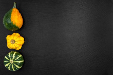 Siyah arka planda dekoratif balkabakları. Sonbahar hasadı Cadılar Bayramı için hazır..