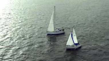 Kuzey Denizi 'nde yat gezileri. Bir yelkenli yatı gel-git akıntısıyla mücadele eder.. 