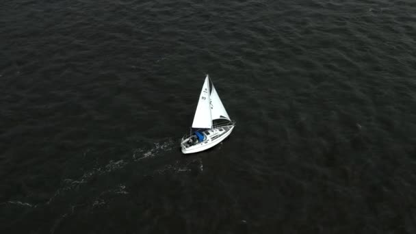 北海的游艇旅行 帆船与潮流作斗争 — 图库视频影像