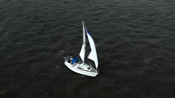 Wycieczki Jachtem Morzu Północnym Jacht Żaglowy Zmaga Się Prądem Pływowym — Wideo stockowe