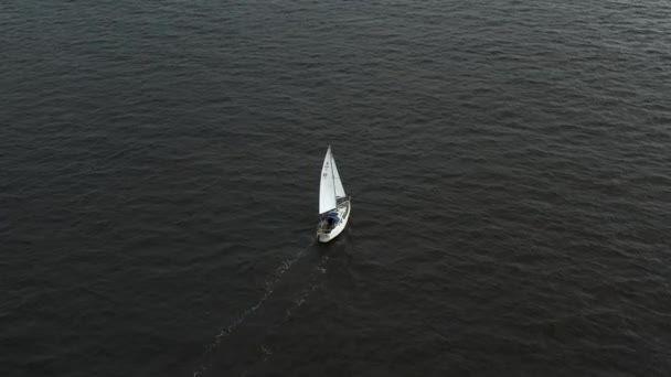 Путешествия Яхте Северному Морю Парусная Яхта Борется Приливным Течением — стоковое видео