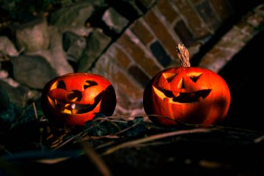 Balkabaklı Cadılar Bayramı tasarımı. Doğal bir arka planda DIY Cadılar Bayramı balkabakları.