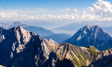 Dağ sırasının güzel manzarası ve yüzen güzel bulutlar. Almanya ve Avusturya sınırındaki dağlar.