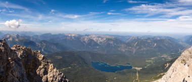 Dağ sırasının güzel panoramik manzarası ve güzel yüzen bulutlar. Almanya ve Avusturya sınırındaki dağlar.
