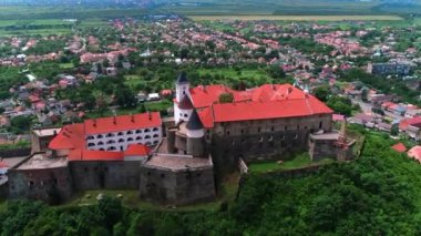 Palanok Kalesi, Mukachevo Kalesi Ukrayna 'nın batı sınırına yakın Karpat Dağları' nın arka planına karşı. Transcarpathia. İHA videosu 4K.
