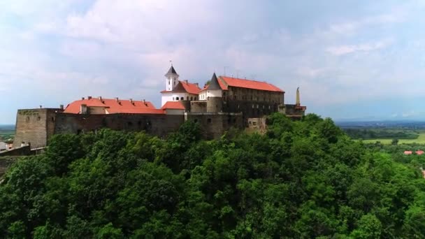 Zamek Palanok Zamek Mukaczewski Tle Karpat Pobliżu Zachodnich Granic Ukrainy — Wideo stockowe