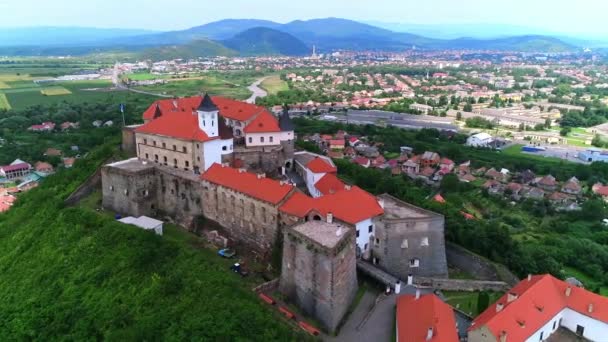 Palanok Castle Mukachevo Castle Tegen Achtergrond Van Karpaten Buurt Van — Stockvideo