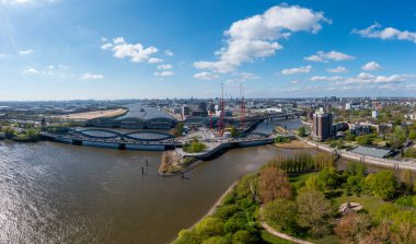 Hamburg, Almanya-29-04-2023. Elbe, Hamburg ve Elbe üzerindeki Yeni Köprü 'ye bakan Panorama.