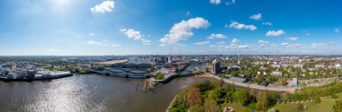 Hamburg, Almanya-29-04-2023. Elbe, Hamburg ve Elbe üzerindeki Yeni Köprü 'ye bakan Panorama.