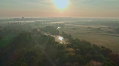 Lutsk Parkı 'nda dönme dolap. Ukrayna 'nın Lutsk kentindeki bir parkta sisli bir sabahın insansız hava aracı görüntüsü.