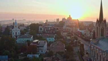 Lutsk 'taki eski kale. Sisli bir sabah ve Ukrayna 'nın Lutsk kentindeki Lubart' ın şatosunun insansız hava aracı görüntüsü. Mimari anıt.
