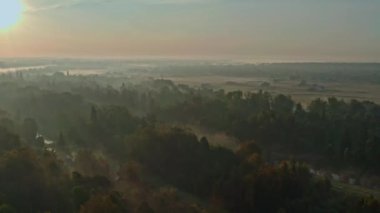 Lutsk Parkı 'nda dönme dolap. Ukrayna 'nın Lutsk kentindeki bir parkta sisli bir sabahın insansız hava aracı görüntüsü.