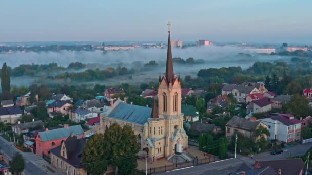 ルツク市の旧市街地に 霧の朝とウクライナのルツクの古い町のドローンビュー 建築モニュメント — ストック動画