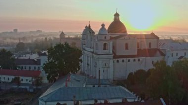 Lutsk 'taki eski kale. Sisli bir sabah ve Ukrayna 'nın Lutsk kentindeki Lubart' ın şatosunun insansız hava aracı görüntüsü. Mimari anıt.