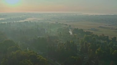 Lutsk Parkı 'nda dönme dolap. Ukrayna 'nın Lutsk kentindeki bir parkta sisli bir sabahın insansız hava aracı görüntüsü.