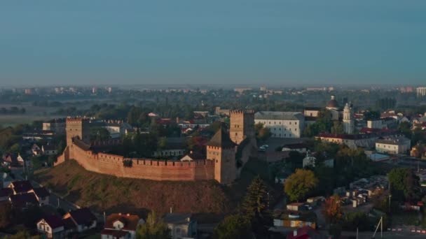 루츠크의 오래된 우크라이나 루츠크의 도시에서 아침과 루바트의 드론보기 기념물 — 비디오