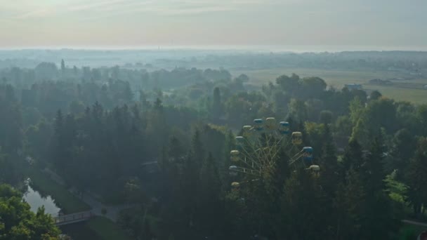 卢茨克公园的摩天轮乌克兰卢茨克市一个公园里的雾蒙蒙的早晨 — 图库视频影像