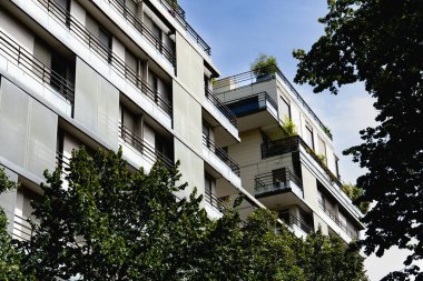 Paris sokak evleri, pencereler, balkonlar ve apartmanlar.