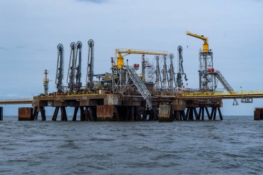 Petrol rafinerisi terminali. Kuzey Denizi 'nde petrol taşıyan tankerler için terminal.