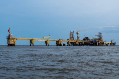 Petrol rafinerisi terminali. Kuzey Denizi 'nde petrol taşıyan tankerler için terminal.