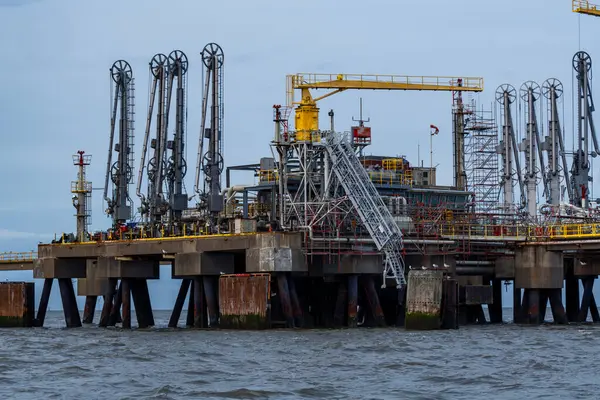 Petrol rafinerisi terminali. Kuzey Denizi 'nde petrol taşıyan tankerler için terminal.