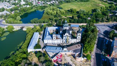 Berdichev, Ukrayna 'daki Çıplak Karmelitler Manastırı' nın sonbahar manzarası.