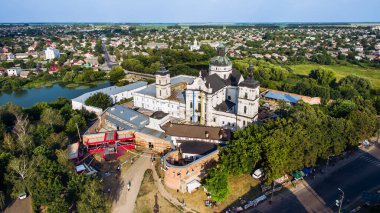 Berdichev, Ukrayna 'daki Çıplak Karmelitler Manastırı' nın sonbahar manzarası.