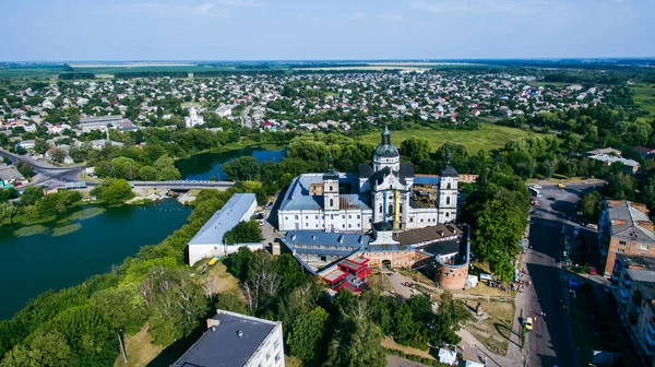 Berdichev, Ukrayna 'daki Çıplak Karmelitler Manastırı' nın sonbahar manzarası.