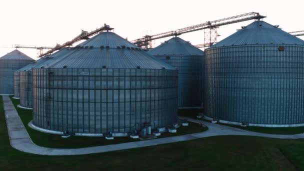 工业景观 有铝罐的工业商业粮仓 背景是黎明时分的太阳 — 图库视频影像