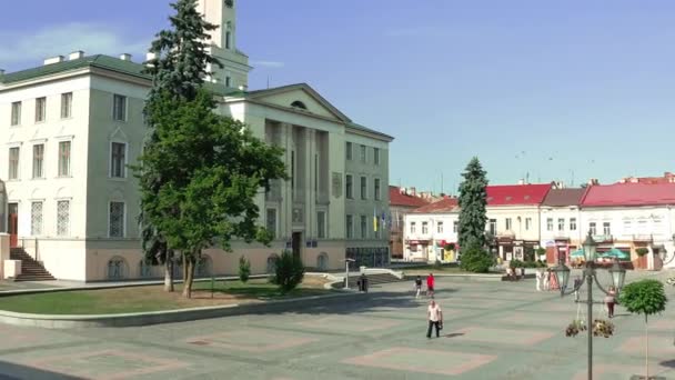 乌克兰Drohobych市中心 位于Drohobych历史文化中心的市政厅空中摄影 全景全市 — 图库视频影像
