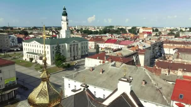 ウクライナのドロホビッチ市の中心地 ドロホビッチの歴史的 文化的中心にある市庁舎の空撮 街のパノラマビュー — ストック動画