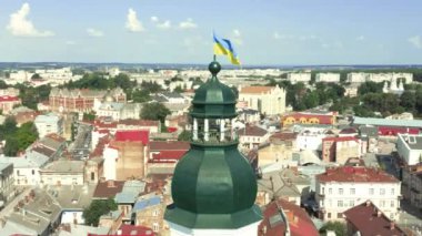 Drohobych, Ukrayna şehir merkezi. Drohobych 'in tarihi ve kültürel merkezindeki belediye binasının havadan çekilmiş fotoğrafları, şehrin panoramik manzarası..
