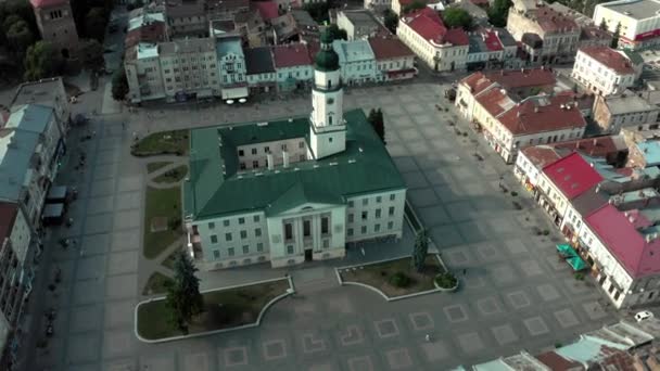 ウクライナのドロホビッチ市の中心地 ドロホビッチの歴史的 文化的中心にある市庁舎の空撮 街のパノラマビュー — ストック動画