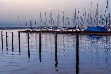Yatlar için küçük liman, şafak vakti yelkenliler, boş zaman, aktif hayat, rahatlama ve tatil kavramı.