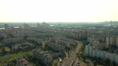 Obolon, Kyiv, 09052020. Güneşli bir sonbahar gününde şehrin uyku alanı. Konut binaları, kilise, toprak seti. İHA videosu 4K.