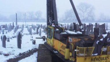 Ukrayna, Lviv bölgesi, 12.15.2021. İnşaat alanı. Yeni bir apartman inşaatı, girişim, depo, fabrika. Yukarıdan aşağıya hava manzaralı. İnşaat malzemeleri.