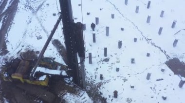 Ukrayna, Lviv bölgesi, 12.15.2021. İnşaat alanı. Yeni bir apartman inşaatı, girişim, depo, fabrika. Yukarıdan aşağıya hava manzaralı. İnşaat malzemeleri.