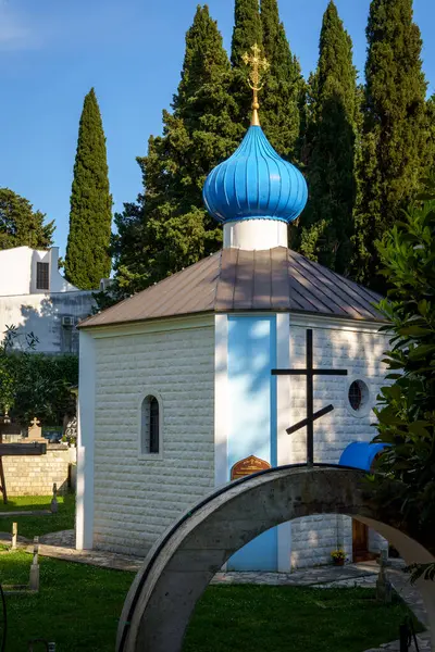 Karadağ Rus Ortodoks Kilisesi. Karadağ kıyısında küçük, güzel bir Hıristiyan kilisesi..