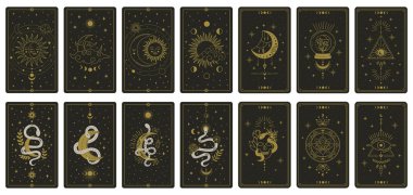 Karmaşık göksel ve mistik tasarımlar içeren tarot kartları düzgünce düzenlenmiş. Kartlar ay, güneş ve yılanlar gibi sembolleri vurguluyor, kehanet için mükemmel..