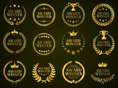 Altın ödüllü amblemler. Altın madalyalar defne çelenkleri, beş yıldız, taçlar ve ödüller. Zarif dairesel başarı etiketi vektörü.