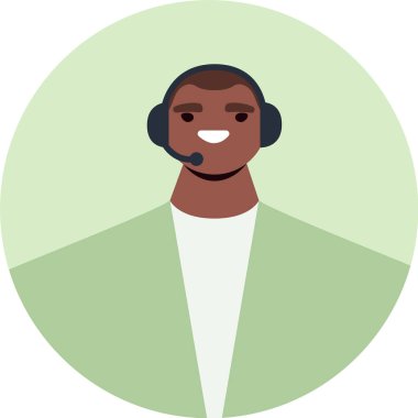 Dost canlısı bir erkek çağrı merkezi operatörü. Kulaklık takıyor. Müşteri desteği sağlıyor, soruları cevaplıyor ve sorunları gülümseyerek çözüyor.