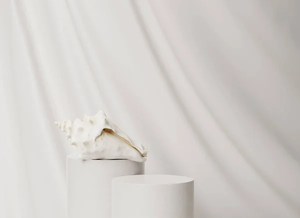 3Dディスプレイ白の表彰台の背景 シェル付きの高級絹の布 自然の美しさのためのグラマー最小台座 化粧品のプレゼンテーション 女性用コピースペーステンプレート 太陽の影 3Dレンダリング — ストック写真