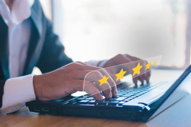 İş adamları konsept değerlendirme, müşteri memnuniyeti ve beş yıldızlı derecelendirme testleri yürütüyor.