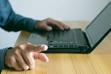 Erkek elini kapat ve bilgisayar üzerinde çalış ve sanal ekrana dokunmak için işaret et, iş konsepti
