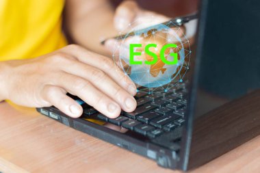 Çevre, sosyal ve yönetim için kurumsal bilgisayarda kablosuz ağ bağlantısında sürdürülebilir ve etik işte ESG simgesi kavramı