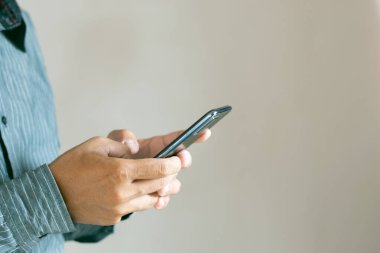 Erkek eli cep telefonu, akıllı telefon, şampuan, konuşma, iş konsepti.