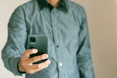 Erkeklerin elleri cep telefonları, cep telefonları, sampo ve iş fikirleri kullanıyor..