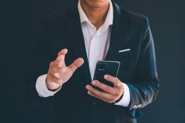 İş adamları modern kablosuz teknolojiyi telefonlarıyla sohbet etmek ve konuşabilmek için kullanıyorlar..