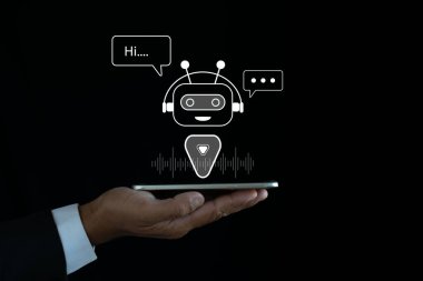 İş adamları Al ile iletişim kurar ve konuşurlar. Yapay zeka. Geleceğin teknolojisini değiştirecek bir şey yaratmak için komutları kullanmak.